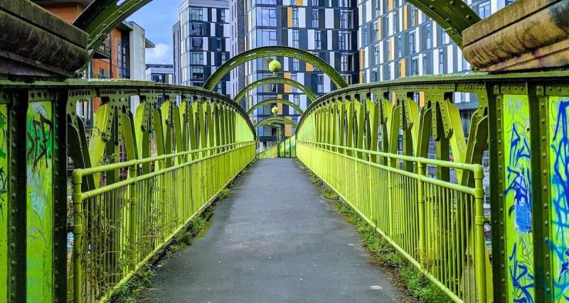 Vidéo. Une conductrice bloque sa voiture… en haut d’une passerelle pour piétons !