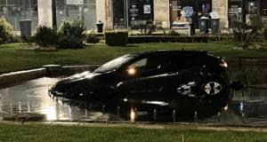 Ivre au volant, il termine dans la fontaine en plein centre-ville : « Boire ou se baigner, il faut choisir »