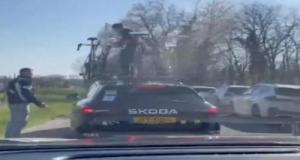 Une équipe de cyclisme victime d’une tentative de vol en pleine course : « Il est monté sur le toit »
