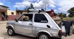 N’ayant plus d’essence à disposition, ce conducteur fait marcher sa voiture au charbon