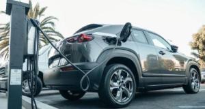 Utiliser la hausse des prix des carburants pour financer l'électrique, le Premier ministre y croit