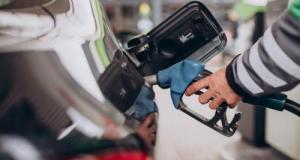 Face à l’explosion du prix du carburant, un homme est surpris par la police en flagrant délit de siphonnage sur un camion