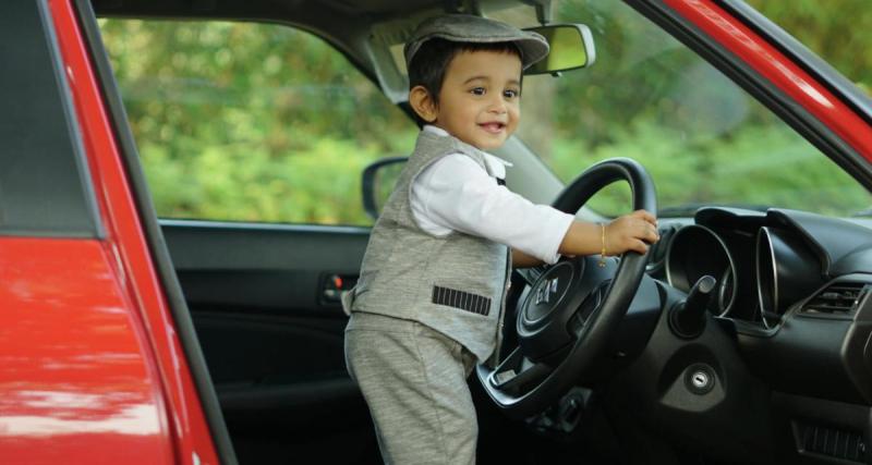  - Pour récupérer une voiture volée et accélérer les recherches, elles font croire qu'un enfant se cache à l'intérieur