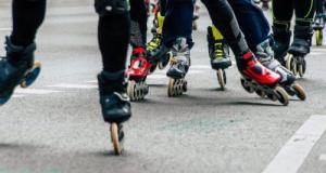 Une randonnée en rollers vire à l’incident : un conducteur impatient descend de son véhicule, agresse des participants puis disparaît, enquête en cours