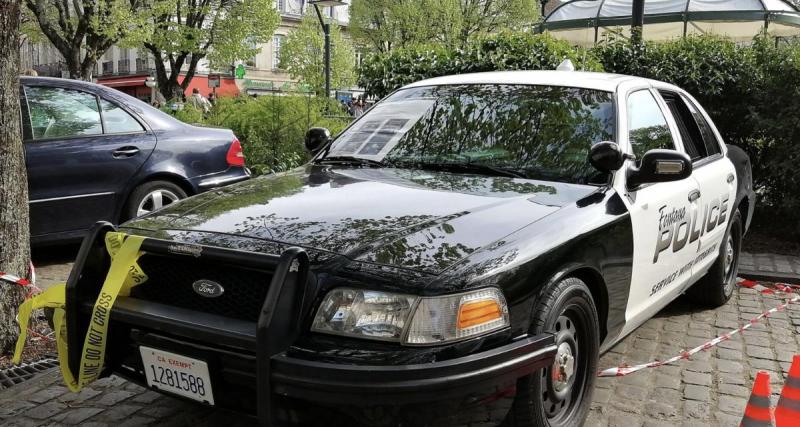  - Menottée, une femme parvient à s’échapper d’une voiture de police par la fenêtre
