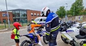 Deux adolescents contrôlés à 109 km/h sur une 50 cm³ débridée : la moto saisie, amendes importantes pour les parents