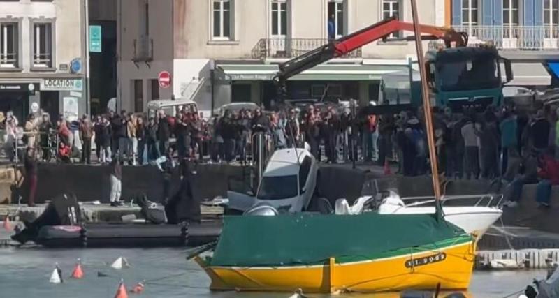 Une voiture, avec un frein mal serré, glisse toute seule et finit dans le port de Palais, intervention spectaculaire pour la sortir de l’eau