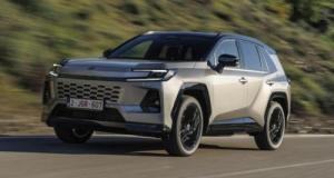 Le Toyota RAV4 hybride rechargeable arrive au catalogue, et on connaît son prix