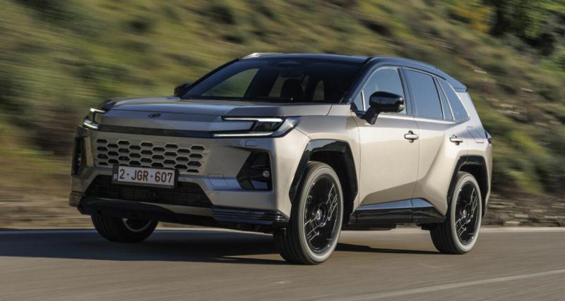 Le Toyota RAV4 hybride rechargeable arrive au catalogue, et on connaît son prix