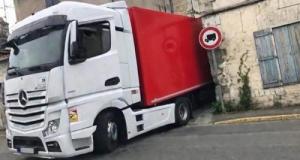 Suivant son GPS, un poids lourd se retrouve coincé dans une ruelle trop étroite : circulation perturbée et opération délicate