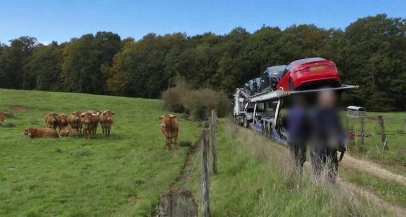  - Embourbé et incapable de reculer : un poids lourd suit son GPS et se retrouve piégé sur une piste en terre en pleine campagne pendant plus de deux heures !