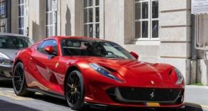 Il loue une Ferrari 812 pour les vacances… Il finit au commissariat car elle était volée