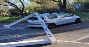 Un portique de parking s'arrache et tombe sur une voiture : l'improbable accident de ce conducteur