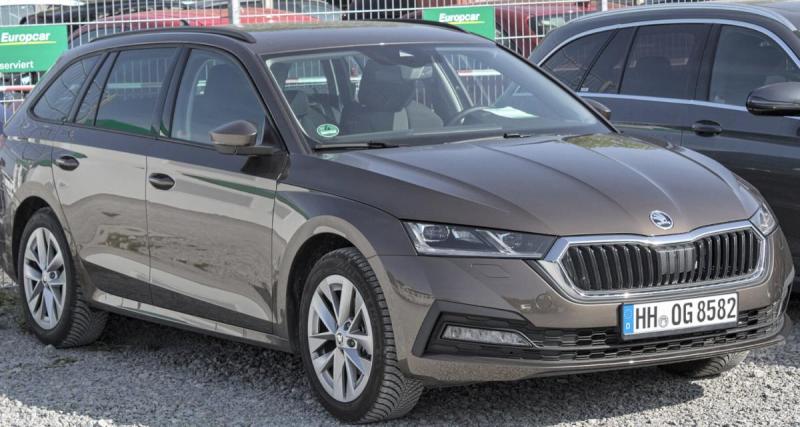 Un homme transforme un parking de supermarché en terrain de jeu