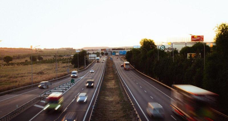  - Un conducteur de 76 ans roule à contresens sur 35 km sur l'autoroute, la police intervient après de multiples alertes : il s'était trompé de voie
