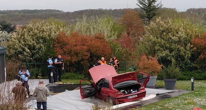  - Il fuit la police après un refus d'obtempérer, traverse deux jardins puis termine son trajet sur la bâche d'une piscine privée