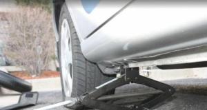 Il démonte les roues de la voiture de son voisin… pour équiper la sienne