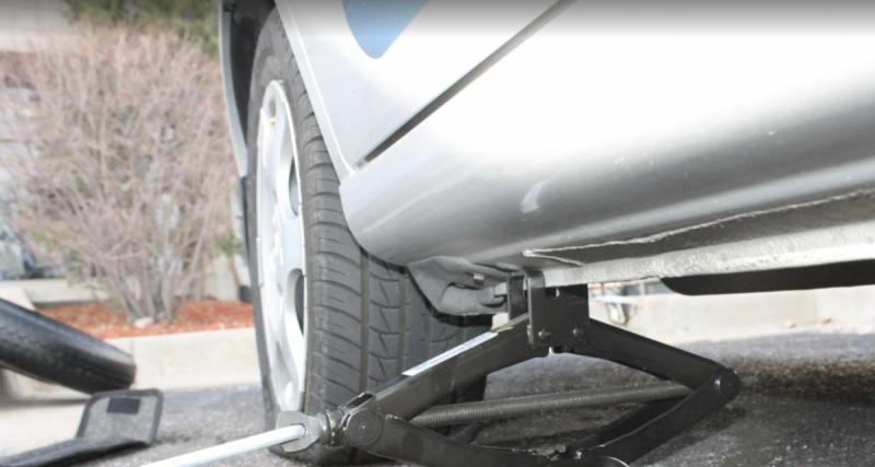 Il démonte les roues de la voiture de son voisin… pour équiper la sienne