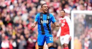 Éli Junior Kroupi fait tomber un vieux record et rentre dans l'histoire de la Premier League