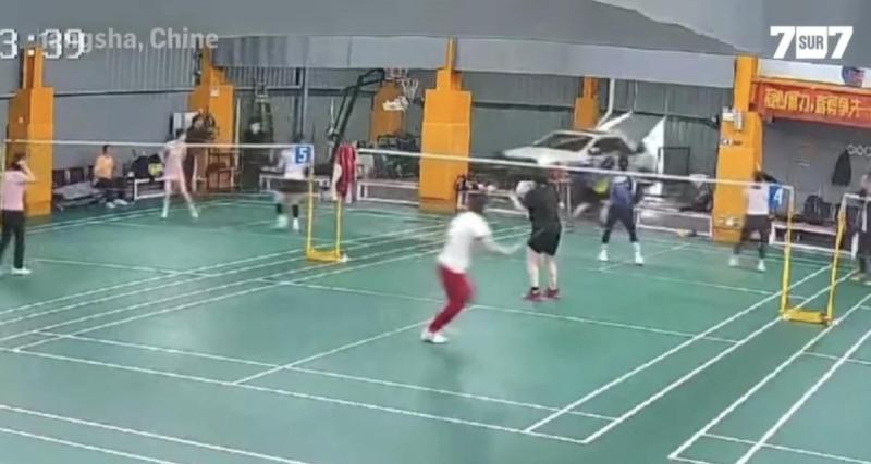 En pleine partie de badminton, une voiture traverse le gymnase