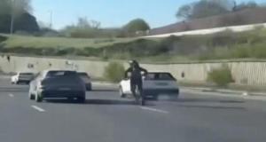 À plus de 90km/h en trottinette sur le périph, il slalome entre les voitures comme une moto