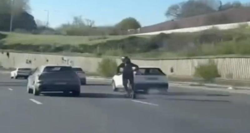 À plus de 90km/h en trottinette sur le périph, il slalome entre les voitures comme une moto