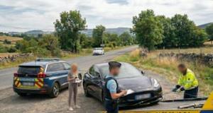 Flashée à 225 km/h en Tesla pour aller au tribunal : récidiviste, la conductrice perd son permis et son véhicule, avec un long séjour derrière les barreaux