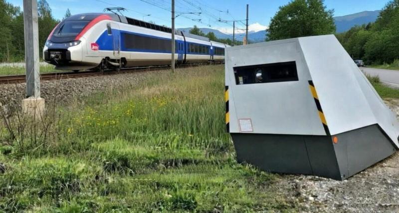  - Basculé sur le bas-côté et désorienté, ce radar ne flashe plus les voitures... mais les trains à pleine vitesse