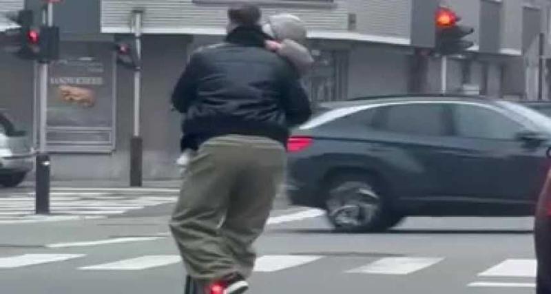  - Vidéo choc : à trottinette avec un enfant, il grille un feu rouge en pleine circulation et provoque l’indignation