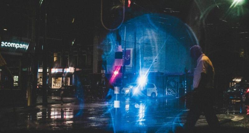 Un motard installe des gyrophares bleus sur sa moto pour forcer le passage : la police finit par l’arrêter, permis suspendu 15 jours