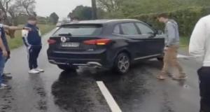 En route vers Cahors, des rugbymen déplacent une voiture en panne… à la main