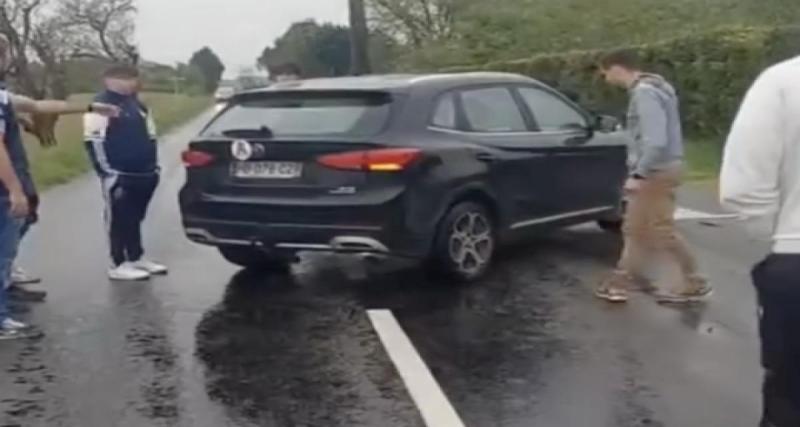 En route vers Cahors, des rugbymen déplacent une voiture en panne… à la main