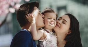 Elle accouche dans sa voiture : « J’avais déjà mon bébé dans les bras quand le SAMU a décroché »