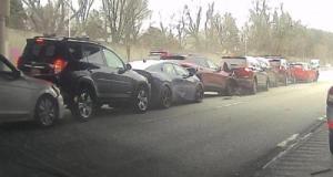 Un petit accrochage déclenche un carambolage spectaculaire de dix voitures