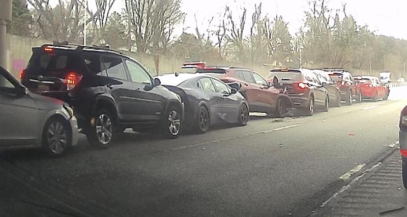 Un petit accrochage déclenche un carambolage spectaculaire de dix voitures