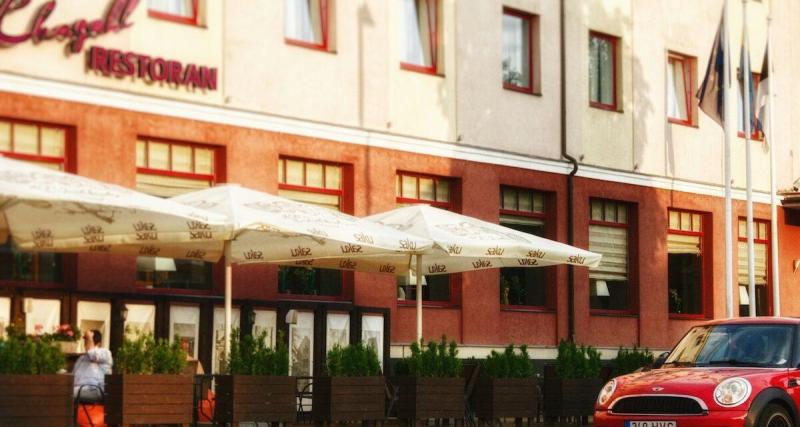 L’ingéniosité qui fait le buzz : une fois à la caisse, ce restaurateur rembourse le carburant de ses clients en voiture