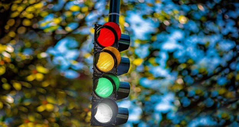  - A quoi sert cette lumière blanche qui pourrait s'ajouter aux feux tricolores ?