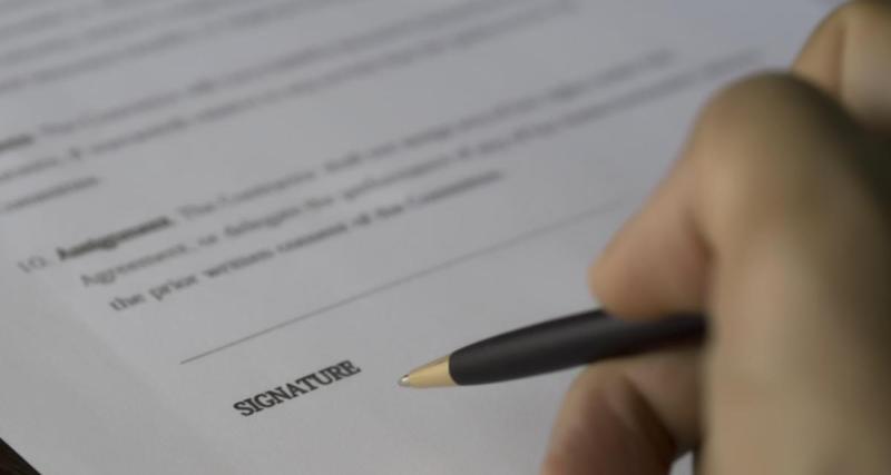 À 86 ans, elle se retrouve accusée de conduite sans assurance pour une lettre en trop dans son contrat