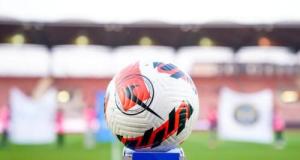 Scène lunaire en foot amateur : le gardien reçoit un rouge sur civière