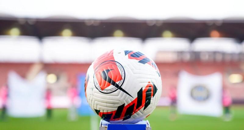 Scène lunaire en foot amateur : le gardien reçoit un rouge sur civière