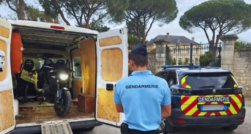 Il saute de sa voiture en marche pour fuir… avant de revenir comme si de rien n’était