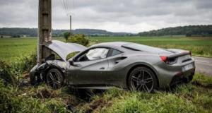 Il voulait un week-end inoubliable en louant une Ferrari… il l'a eu : il finit avec le véhicule contre un poteau, dans un fossé, et avec une facture en centaines de milliers d'euros