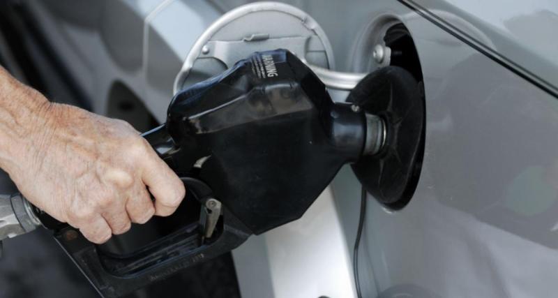 En plein vol de carburant, il se fait dérober sa voiture… et appelle la police