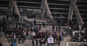 Ligue 2 : énorme tension en tribune, une rencontre interrompue après des jets de fumigènes