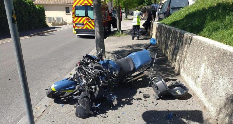 - Un chauffard fonce et renverse deux gendarmes motorisés pour échapper à un contrôle : il finit interpellé et menotté