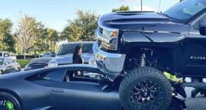 Un pick-up grimpe sur une Lamborghini Huracán… sans que la conductrice ne s’en rende compte