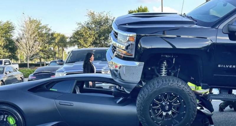 Un pick-up grimpe sur une Lamborghini Huracán… sans que la conductrice ne s’en rende compte