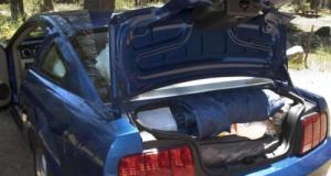 Malgré un emploi stable, cette homme continue de dormir dans son coffre de voiture