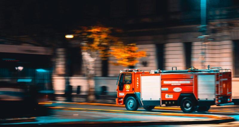 Un automobiliste percute un coffret de gaz urbain et déclenche une intervention d'urgence : 16 pompiers et GRDF sur place
