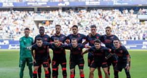 Scène lunaire en Espagne, un gardien assène un coup de poing à un adversaire en plein match